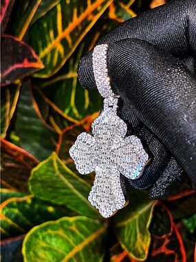 Pendentif Croix Moissanite VVS – Passe le Testeur de Diamant